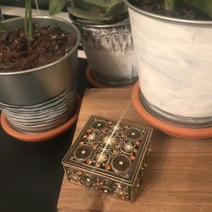 Small gold jewelry/accessory box✨